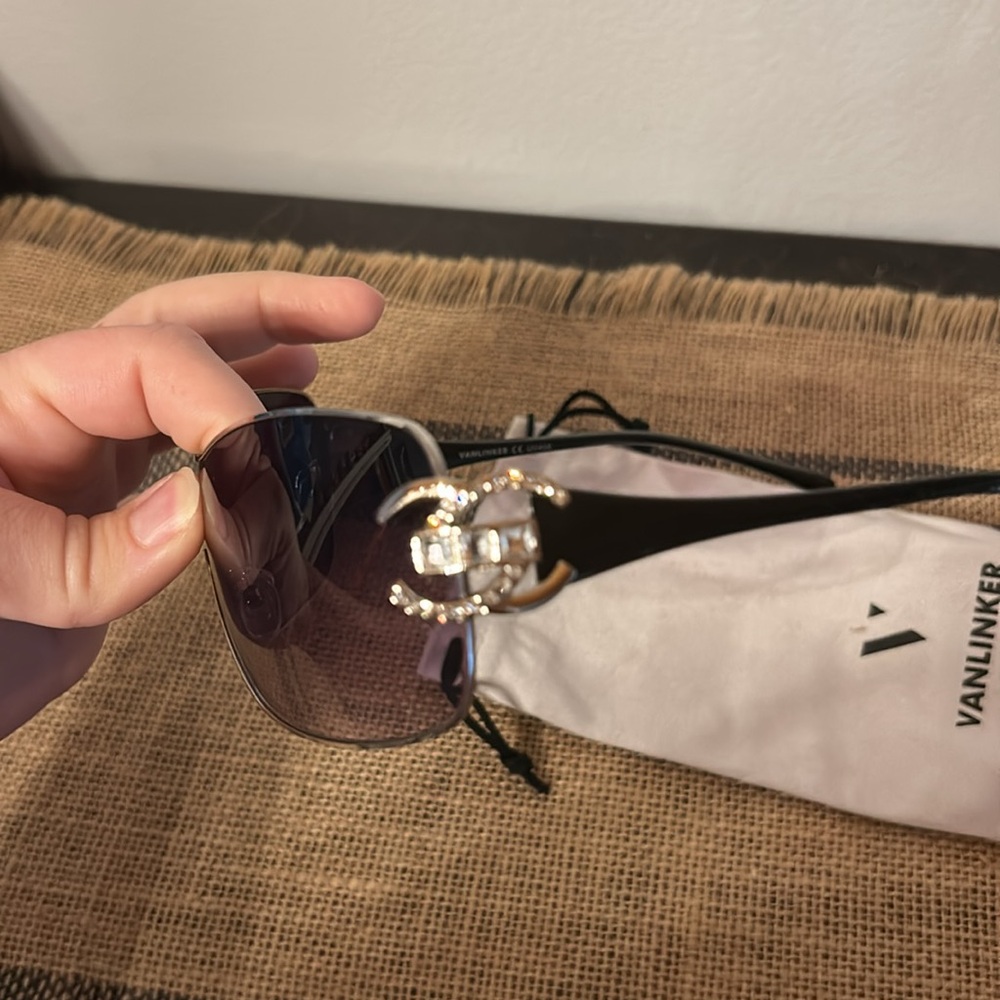 [VANLINKER] Bejeweled Black Sunglasses With Case/Cloth - Picture 4 of 7